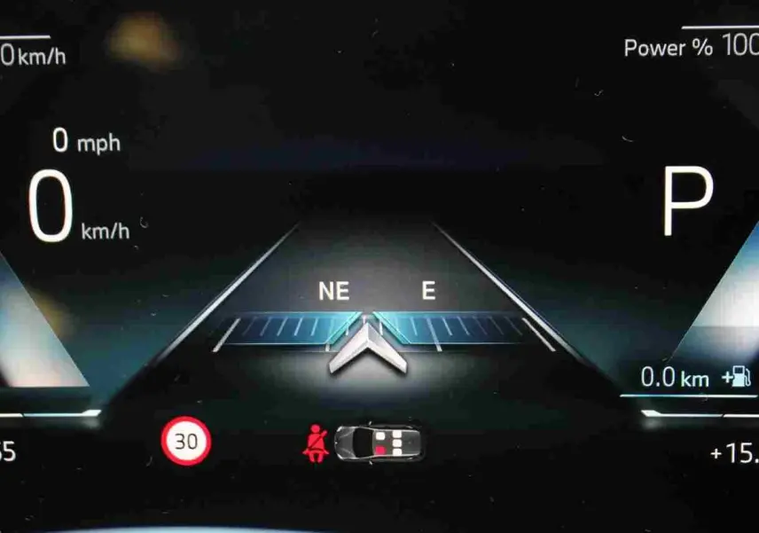 Affichage numérique du tableau de bord BMW Série 2 Active Tourer 218d 2023, indiquant vitesse à 0 km/h et mode parking.