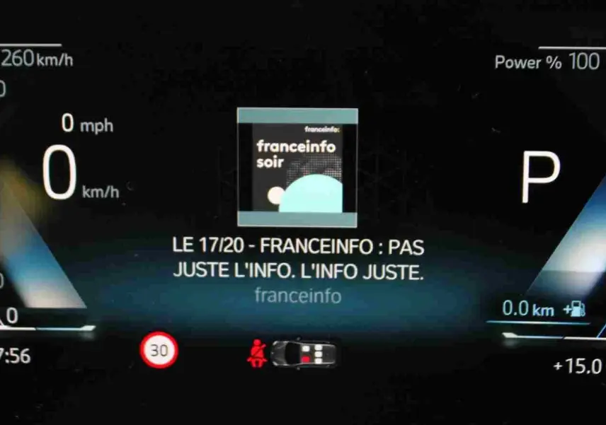 Tableau de bord numérique de BMW Série 2 Active Tourer gris Nardo, affichage central avec infos Franceinfo, vue frontale.