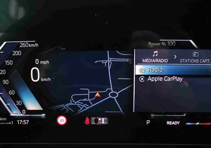 Tableau de bord numérique BMW Série 2 Active Tourer 218d 2023 affichant vitesse, navigation et options média Apple CarPlay.