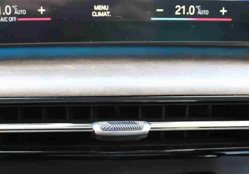 Gros plan sur la sortie d’air centrale du tableau de bord du BMW Série 2 Active Tourer gris Nardo, avec commandes de désembuage.