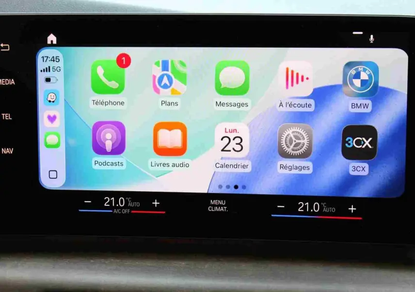 Écran tactile central de la BMW Série 2 Active Tourer 2023 affichant les applications et la climatisation à 21°C.