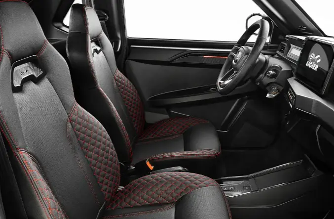 Intérieur de la Ligier JS50 0.5 REVO D+ Ultimate, vue côté gauche, sièges sport noirs avec surpiqûres rouges et écran tactile 10 pouces.