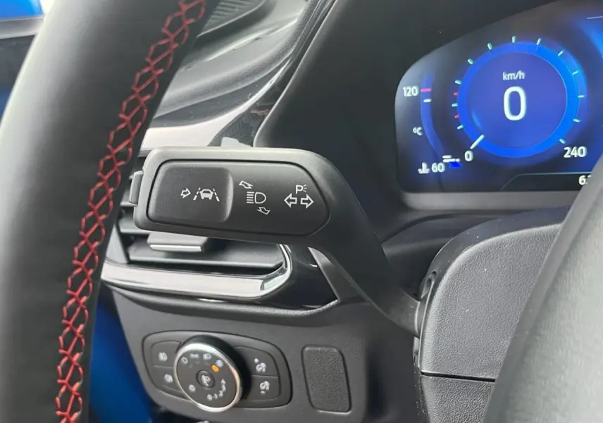 Gros plan sur le commodo gauche et le compteur digital bleu du tableau de bord du Ford Puma 2022.