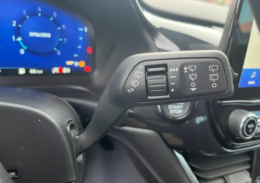 Gros plan sur la commande d’essuie-glace côté droit du tableau de bord du Ford Puma 2022, intérieur noir.