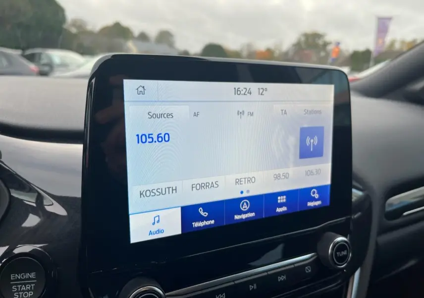 Écran tactile 8 pouces du système Ford SYNC 3 dans l’habitacle du Ford Puma, affichant la radio FM.