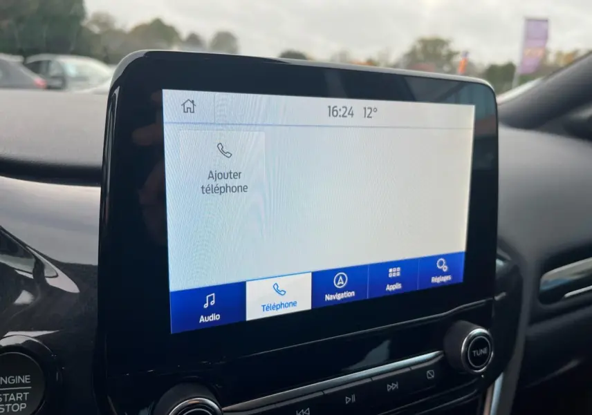 Écran tactile central du Ford Puma 2022 affichant le menu téléphone, avec commandes audio et navigation visibles.