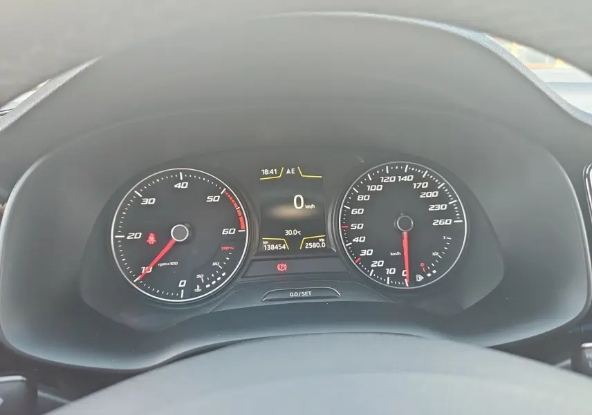 Vue rapprochée du tableau de bord du SEAT Ateca blanc 2018, affichant compte-tours, vitesse et écran digital.
