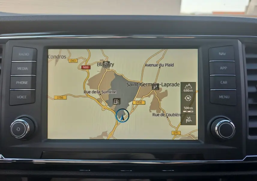 Écran central du GPS du SEAT Ateca 2018 affichant une carte routière avec options tactiles autour.