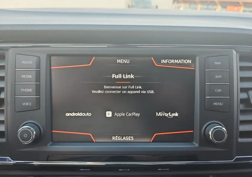 Écran tactile central du tableau de bord du SEAT Ateca blanc, affichant le menu Full Link avec options Android Auto et Apple CarPlay.