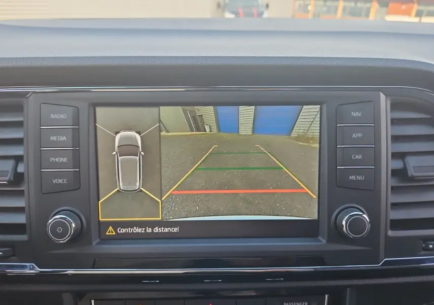 Écran central montrant la caméra 360° et de recul du SEAT Ateca blanc, vue intérieure du tableau de bord.