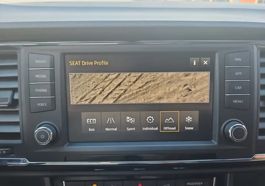 Écran central du tableau de bord du SEAT Ateca 2018 montrant les modes de conduite, dont le mode tout-terrain sélectionné.