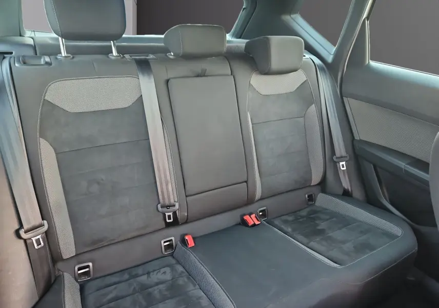 Vue intérieure sur la banquette arrière en cuir et alcantara gris foncé du SEAT Ateca 2018, côté droit.