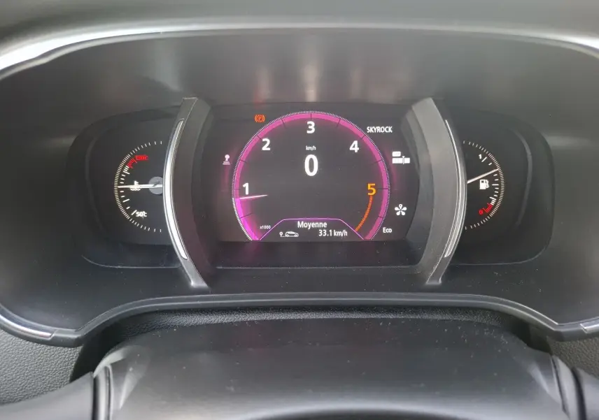 Vue rapprochée du tableau de bord numérique de la Renault Mégane 1.6 DCI 130 Energy Intens affichant le compte-tours et la vitesse moyenne.