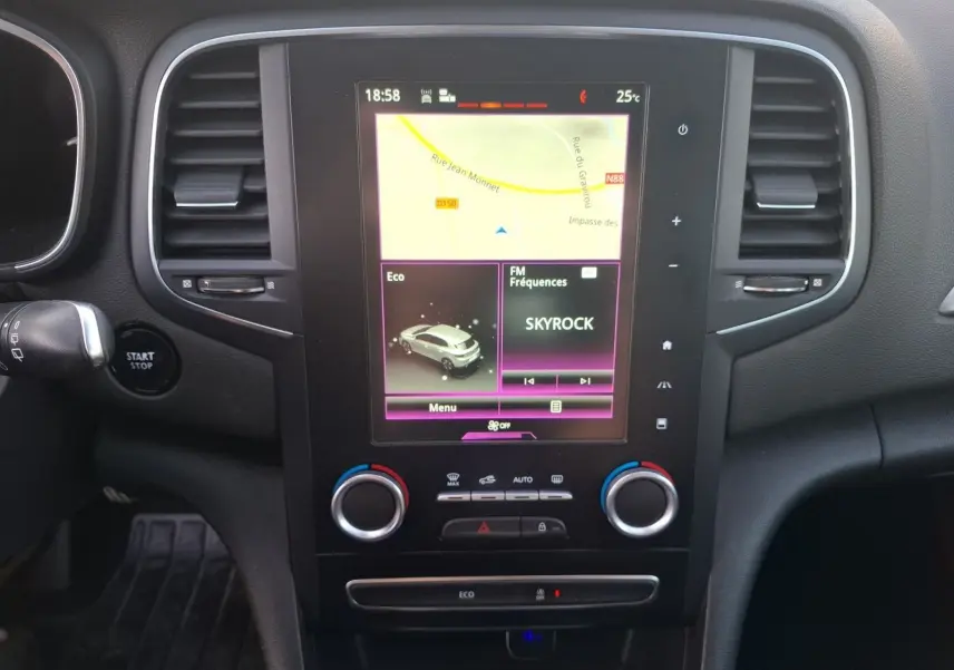 Vue rapprochée de la console centrale de la Renault Mégane 1.6 dCi 130 Energy Intens, écran tactile affichant GPS et radio.