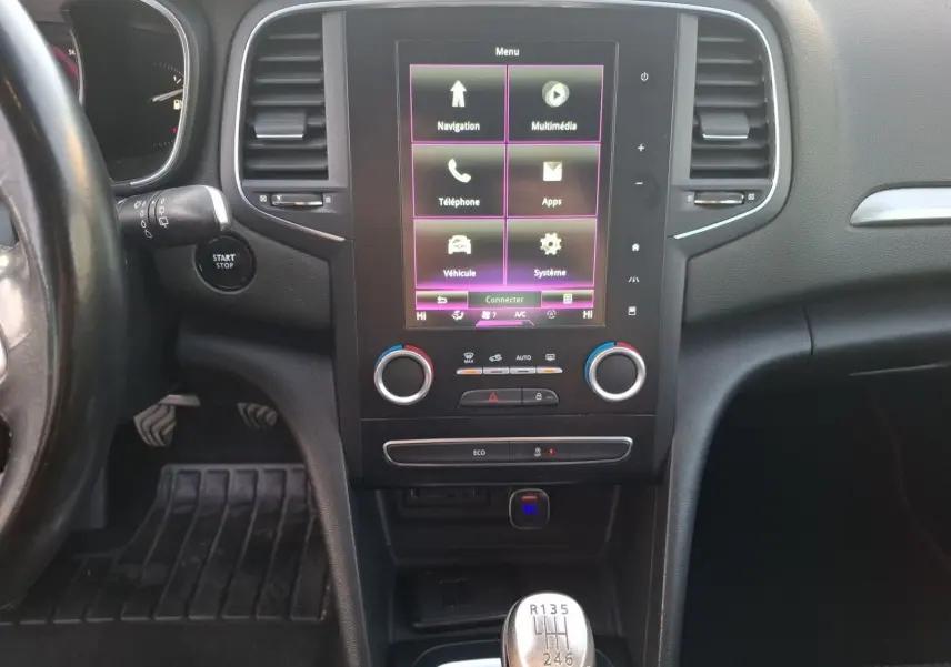 Vue intérieure centrée sur la console centrale d'une Renault Mégane 1.6 DCI 130 Energy Intens, avec écran tactile et levier de vitesses manuel.