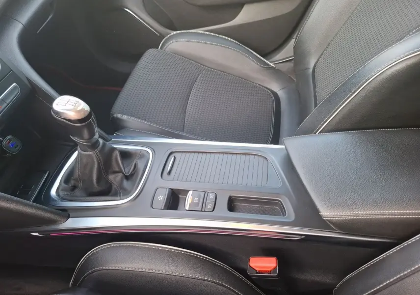 Vue rapprochée de la console centrale et du levier de vitesse manuel noir de la Renault Mégane 1.6 DCI 130 Energy Intens.