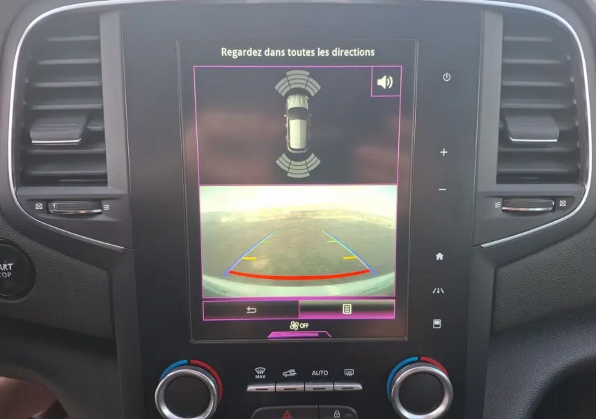 Écran tactile central de Renault Mégane blanc 2016 montrant la caméra de recul et l’aide au stationnement.