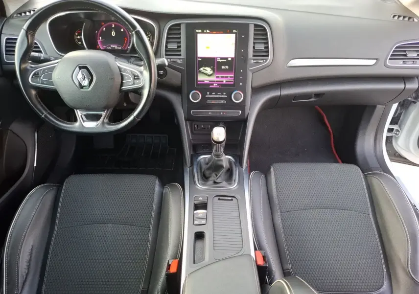 Vue intérieure avant de la Renault Mégane 1.6 DCI 130 Energy Intens 2016, avec tableau de bord, écran tactile et boîte manuelle.