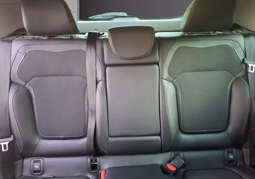 Vue intérieure des sièges arrière en cuir noir de la Renault Mégane 1.6 DCI 130 Energy Intens, avec appuie-têtes et ceintures visibles.