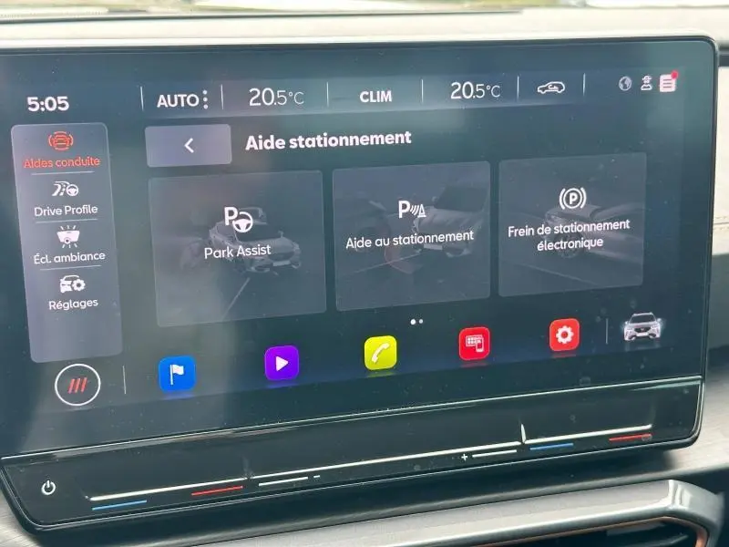 Écran tactile central de la CUPRA Formentor 2024 montrant les options d’aide au stationnement en intérieur.