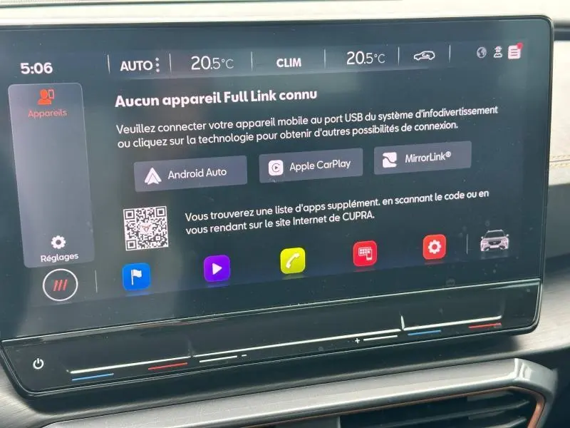 Écran tactile central du tableau de bord du CUPRA Formentor 1.5 TSI 150ch en noir Minuit métallisé, affichant les options de connectivité.