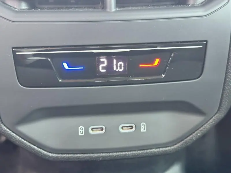 Affichage de la climatisation à 21°C avec ports USB-C sur la console centrale du CUPRA Formentor noir Minuit métallisé 2024