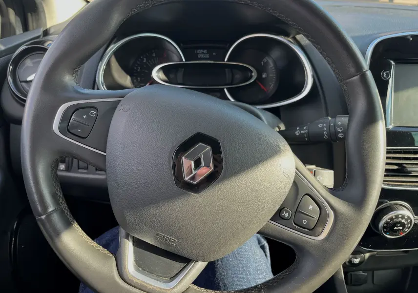 Tableau de bord de Renault Clio IV 1.5 DCI 90 diesel, affichage numérique au centre et compte-tours à gauche.