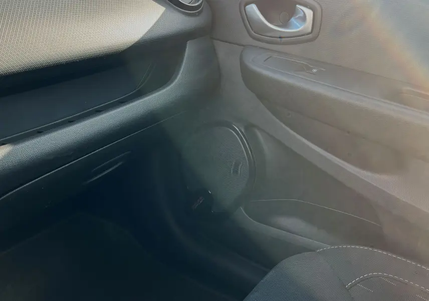 Vue intérieure sur la banquette arrière en tissu noir de la Renault Clio IV 2019 avec appuie-têtes et ceintures visibles.