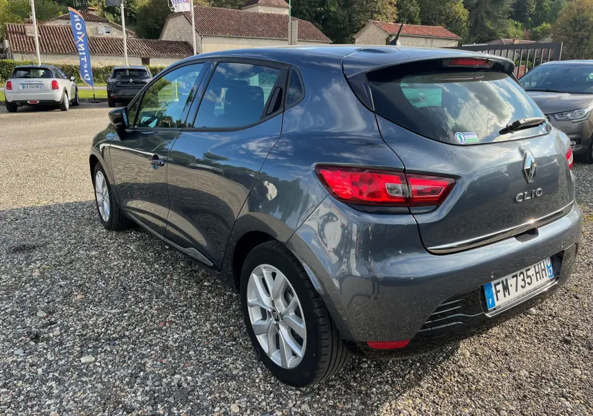 Renault Clio IV gris métallisé vue 3/4 arrière droit, avec feux arrière LED et jantes alliage visibles.