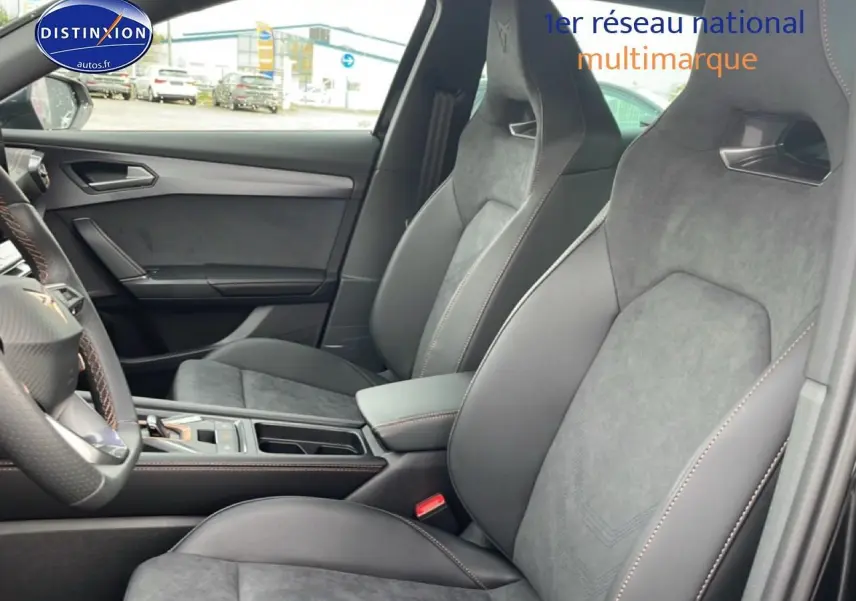 Vue intérieure côté conducteur de la CUPRA Formentor 2.0 TDI 150 DSG7 avec sièges sport en cuir et alcantara gris.