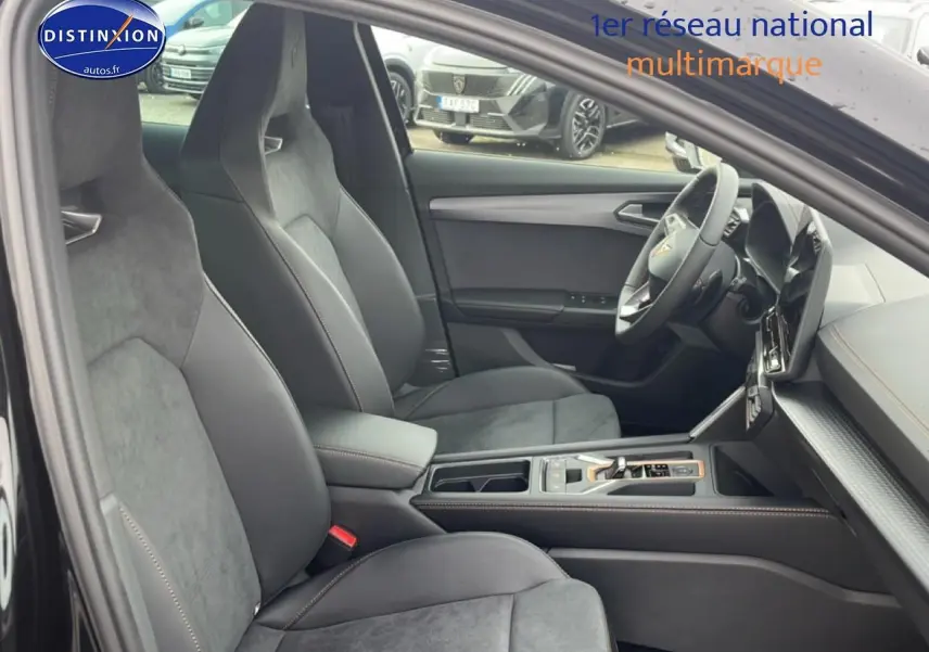 Intérieur avant de la CUPRA Formentor noir, vue côté droit montrant sièges sport et console centrale avec volant sport.