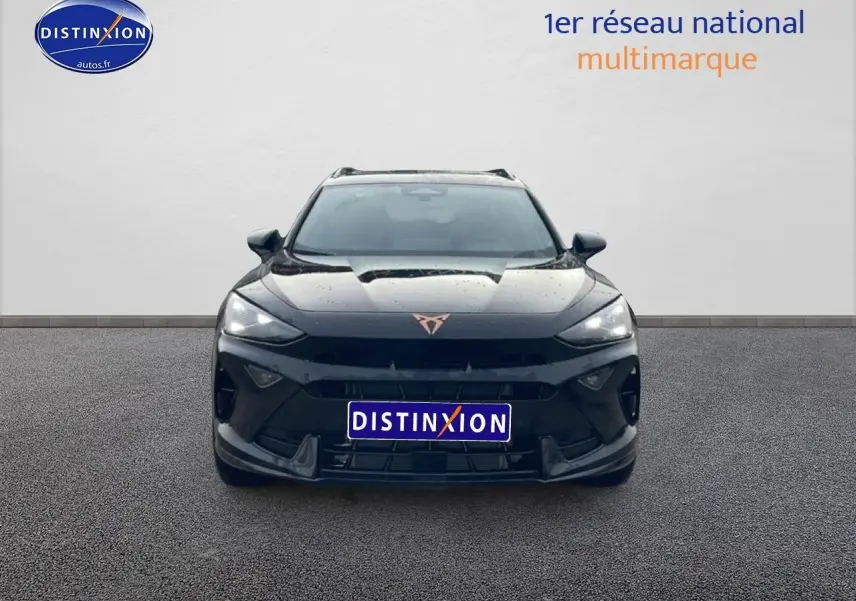 Vue avant d'une CUPRA Formentor noire 2025 avec logo cuivré et phares LED allumés sur fond neutre.