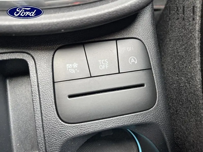 Gros plan sur les commandes de désactivation TCS et arrêt auto du moteur du Ford Puma noir Agate 2021.