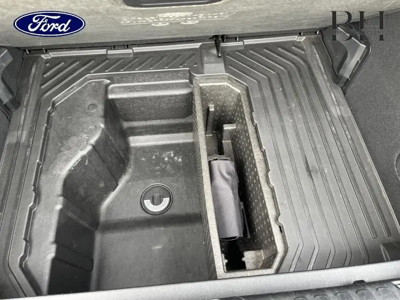 Vue rapprochée du coffre du Ford Puma 1.5 EcoBlue 120ch ST-Line 2021, montrant le rangement sous plancher noir.