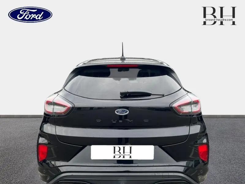 Vue arrière d'une Ford Puma noire Agate Métallisée avec feux LED et vitre arrière surteintée.