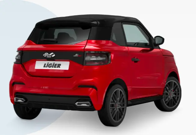 Vue 3/4 arrière droite d'une Ligier JS50 rouge avec toit noir, feux LED et jantes noires distinctives.