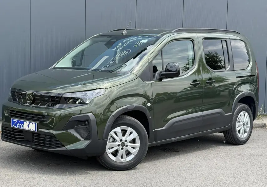 Peugeot Rifter M 1.5 BlueHDI 130 Allure vert Sirkka, vue 3/4 avant droit avec portes coulissantes et jantes alu.