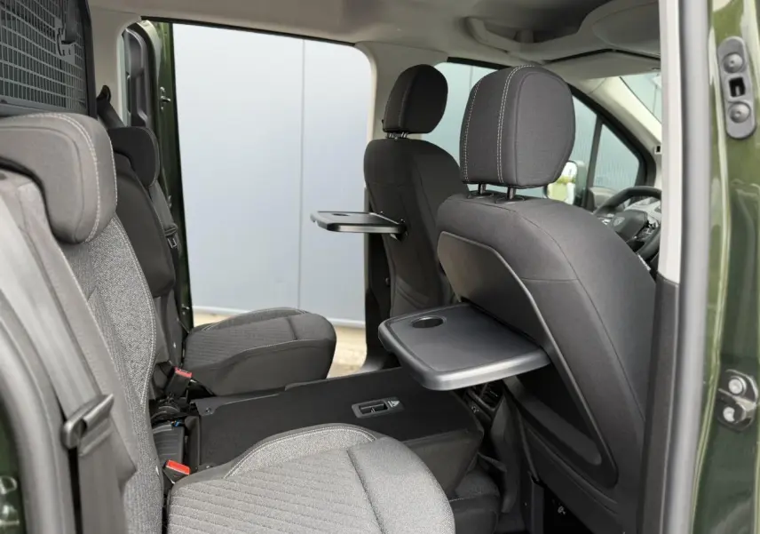 Intérieur du Peugeot Rifter vert Sirkka, vue côté droit sur les trois sièges individuels avec tablettes rabattables.