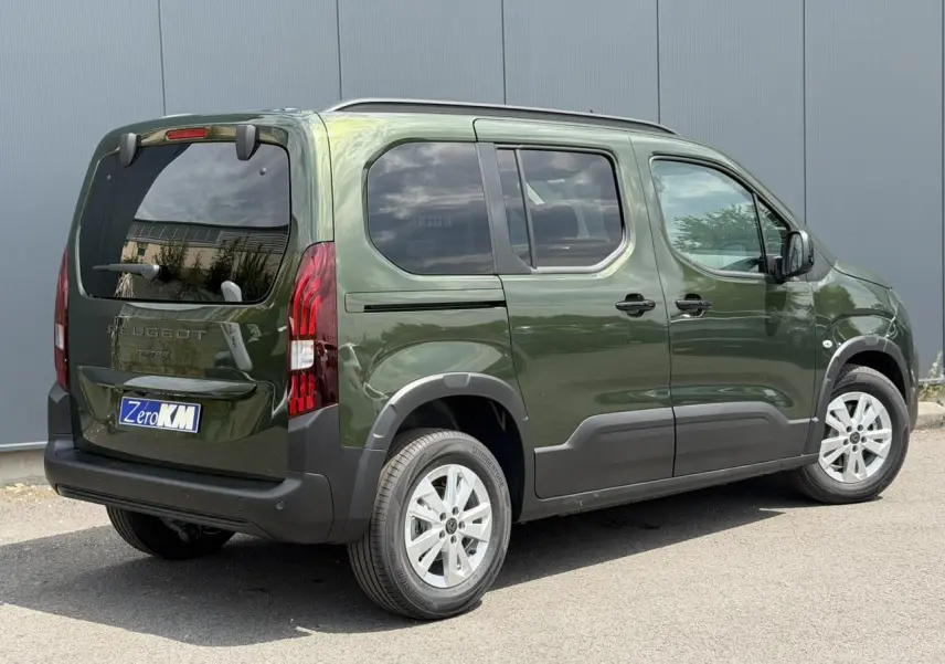 Vue 3/4 arrière droite du Peugeot Rifter 2026 vert Sirkka avec portes coulissantes et vitres arrière surteintées.