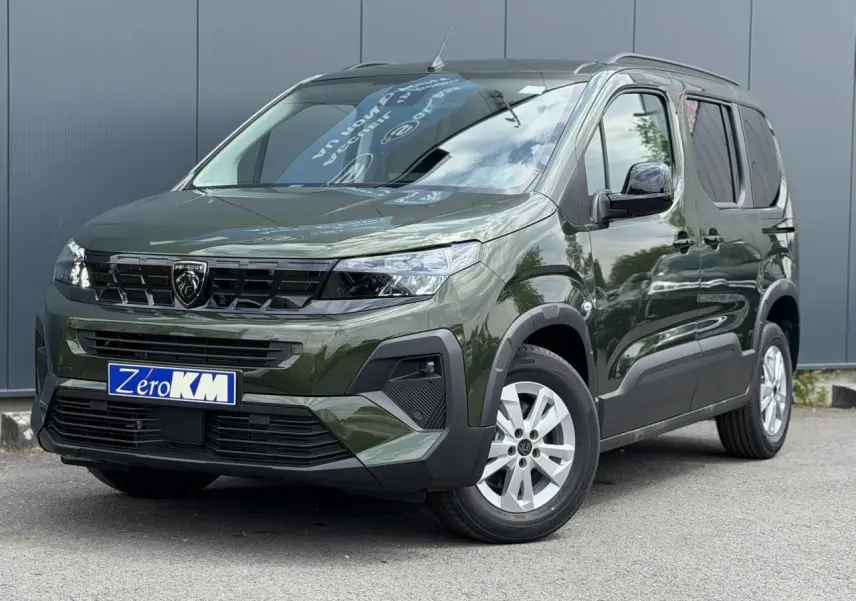 Peugeot Rifter M 1.5 BlueHDI 130 Allure vert Sirkka, vue 3/4 avant droit avec jantes alu et projecteurs EcoLED.