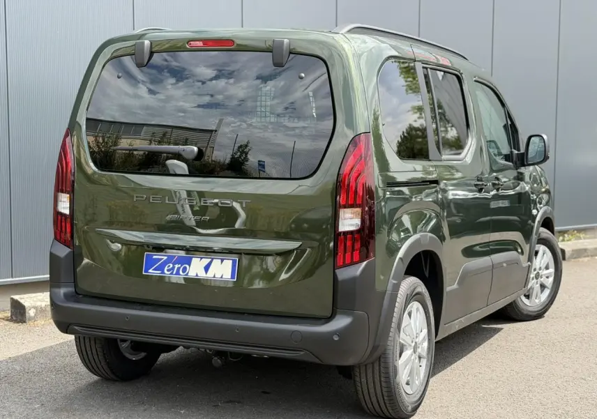 Vue 3/4 arrière droite du Peugeot Rifter 2026 vert Sirkka avec portes latérales coulissantes et vitres arrière surteintées.