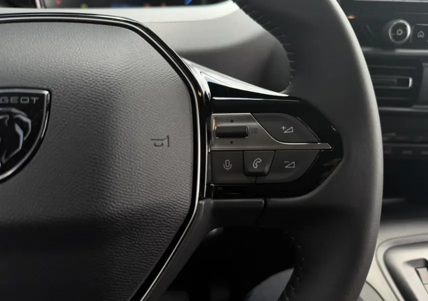 Gros plan sur le volant cuir multifonction du Peugeot Rifter 2026 avec commandes vocales et appels intégrés.