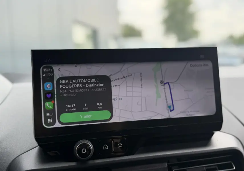 Écran tactile 10 pouces du Peugeot Rifter M 1.5 BlueHDI 130 Allure affichant la navigation GPS en intérieur.
