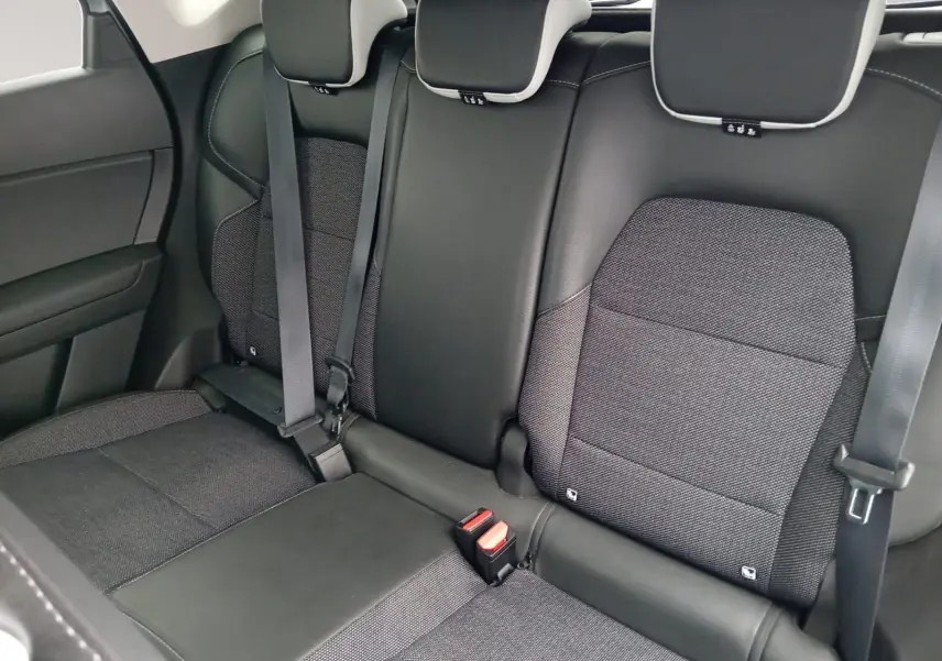 Vue intérieure de la banquette arrière du Renault Captur gris alu/noir 2023, avec sièges en tissu et cuir noir.