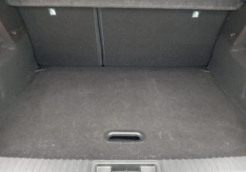 Vue intérieure du coffre spacieux et vide du Renault Captur E-Tech Full Hybrid 145 Techno 2023, revêtement noir.