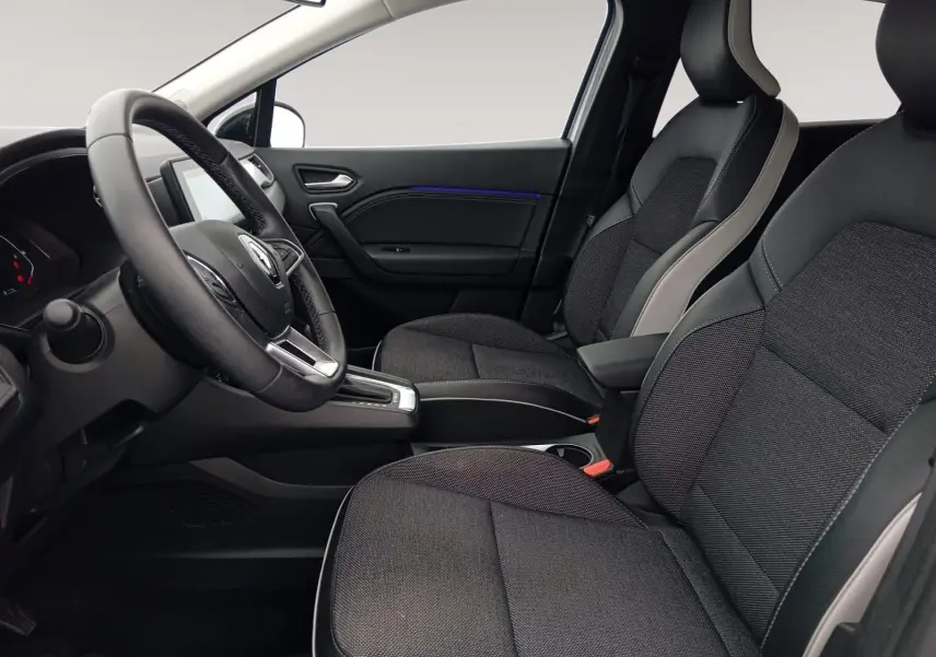 Vue intérieure côté gauche du Renault Captur E-Tech Full Hybrid 145 Techno 2023, sièges tissu gris avec surpiqûres claires.