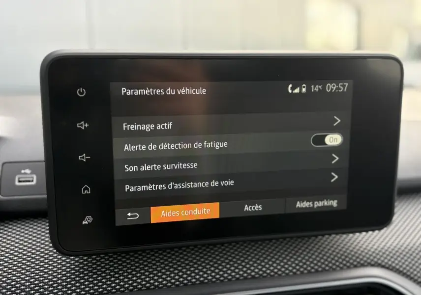 Écran tactile 8 pouces du tableau de bord de la Dacia Sandero Stepway 2025, affichant les aides à la conduite.