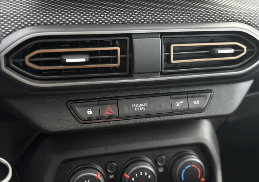 Détail des aérateurs et commandes centrales du tableau de bord du Dacia Sandero Stepway 2025 en finition Expression.
