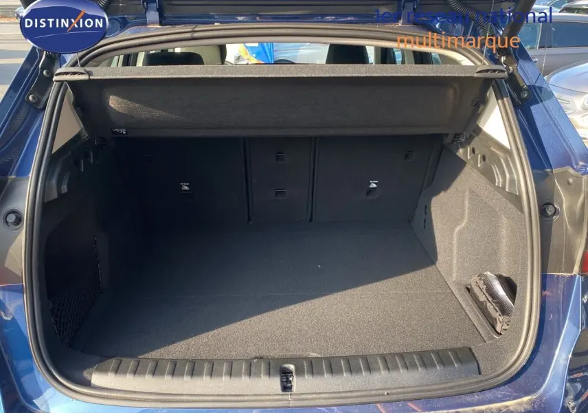 Coffre ouvert vu de l'arrière d'un BMW X1 18I Business Design bleu Phytonic Metal, espace de chargement vide et propre.