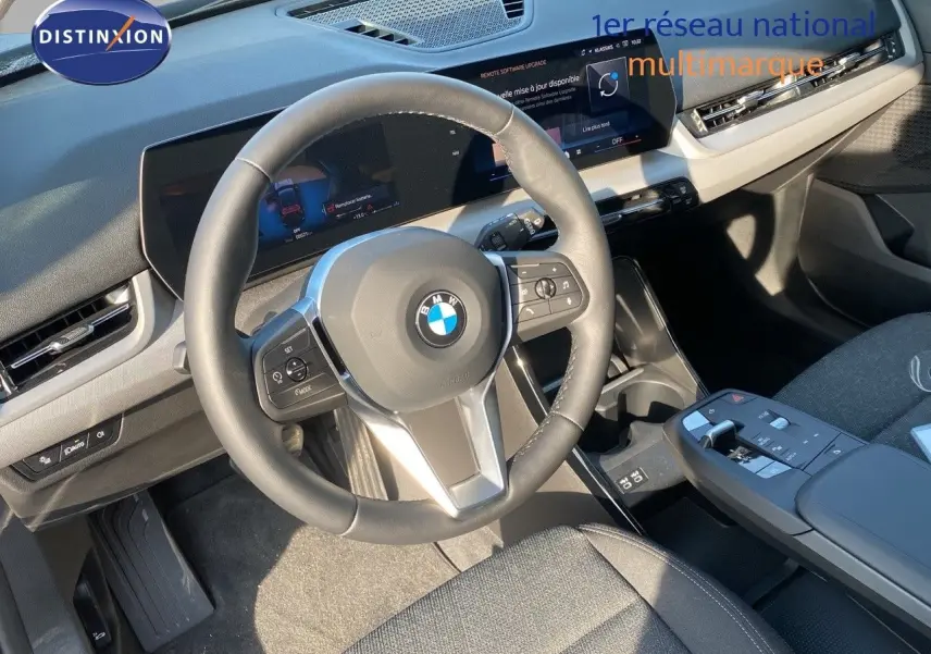 Intérieur du BMW X1 18I 2024 vu côté conducteur, volant cuir et tableau de bord numérique moderne.